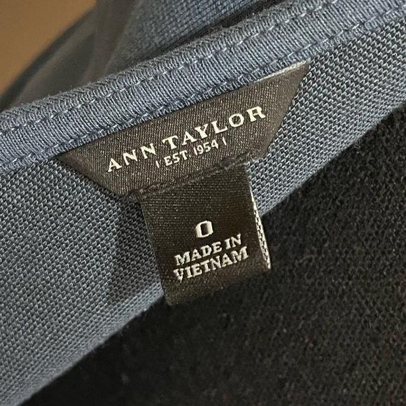 Ann Taylor Elegant Blue-Green Drape Neck Cap Sleeve Form-fit Dress, size 0 - Picture 4 of 7